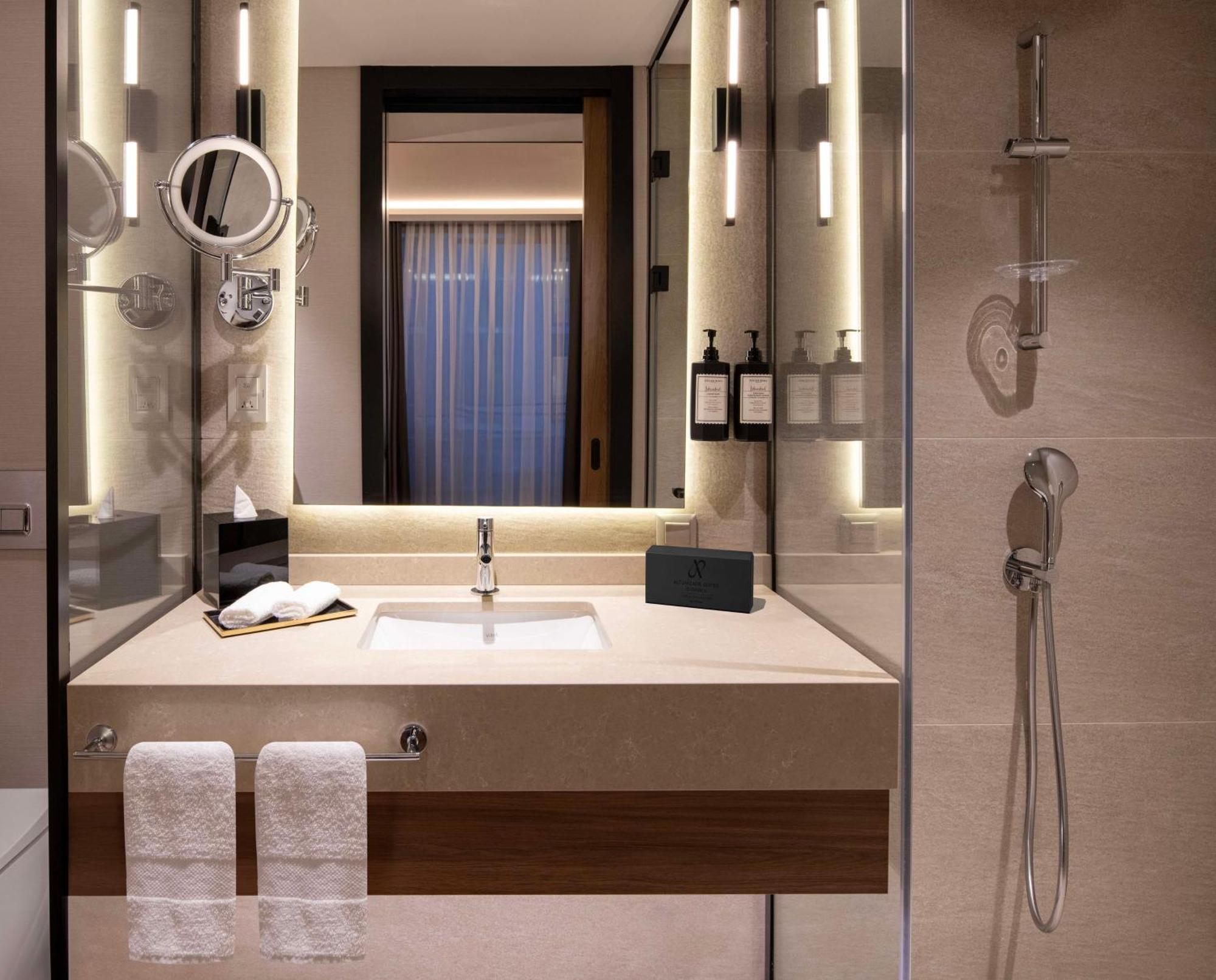 Altunizade Suites Istanbul, Curio Collection By Hilton Exterior foto